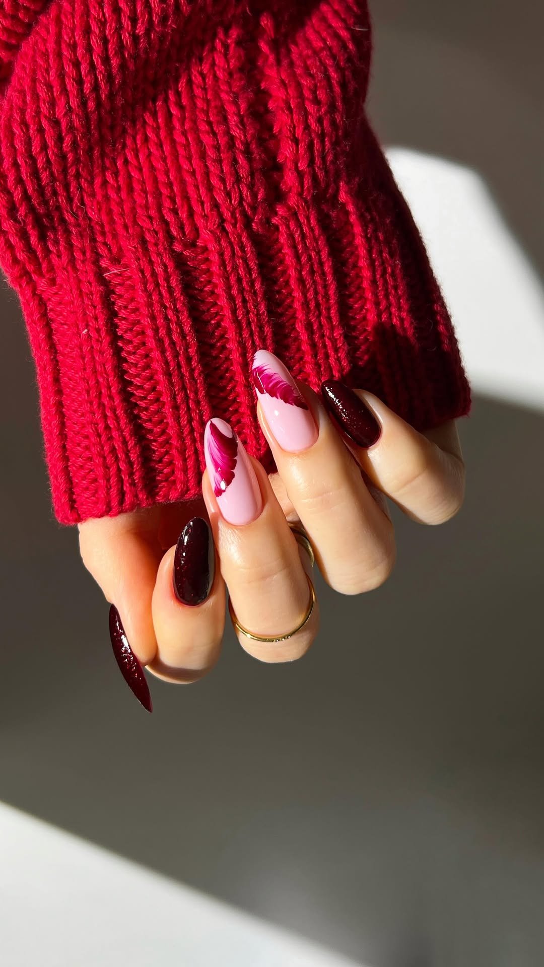 nailsbypaular 게시물 이미지: minimal swirl nails! ♥️🎁🥀
an easy but...