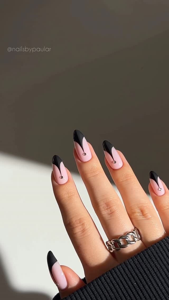 nailsbypaular 게시물 이미지: abstract black nails! 🖤♠️🥀
a minimal, dark &...