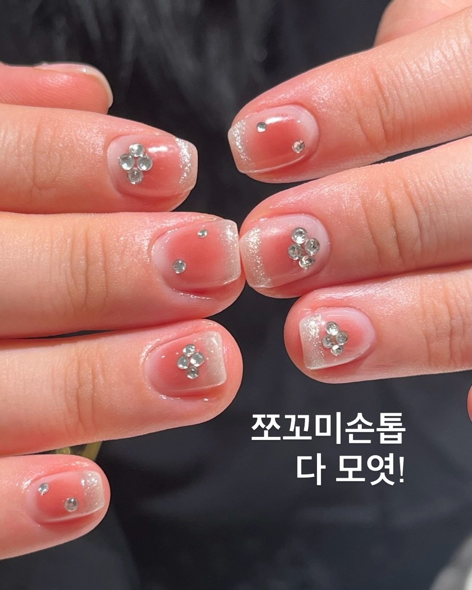 nailuimi 게시물 이미지: . 쪼꼬미손톱 다 모엿!💎
⠀⠀
치크에 스톤 마구 올리니
작은 손톱이 더...