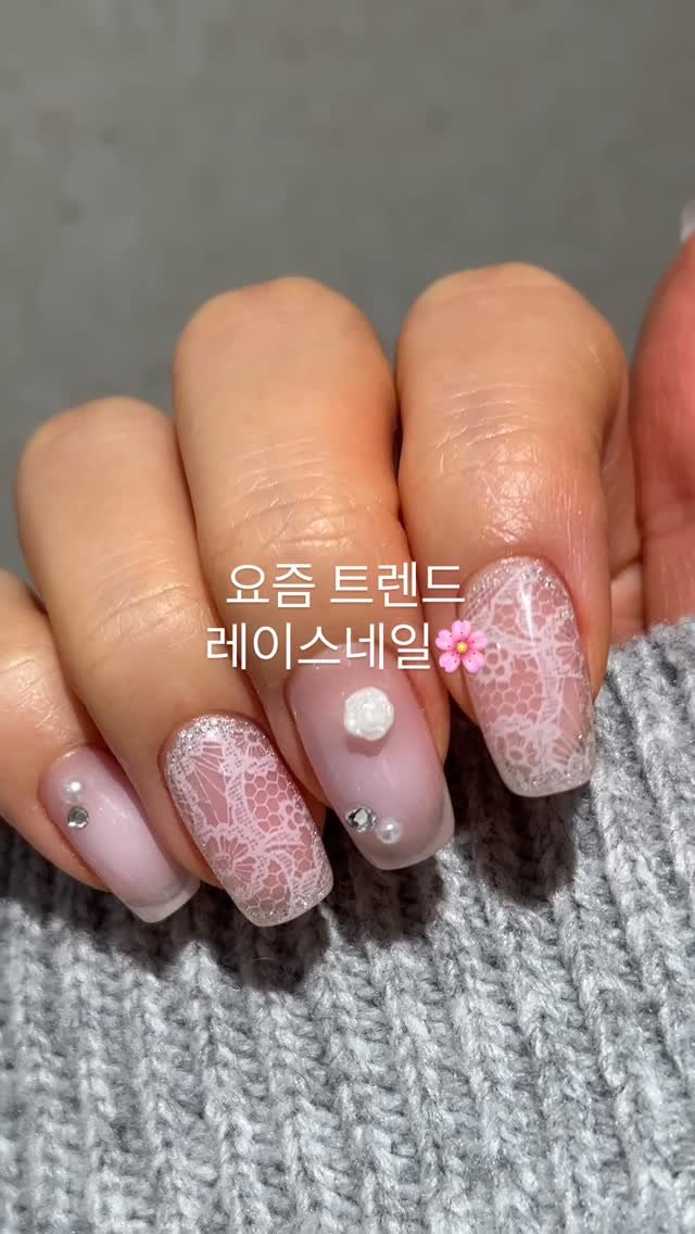 nailuimi 게시물 이미지: . 내 손에도 #레이스네일 💖
⠀⠀
#이달의아트 #로지레이스 #봄네일...