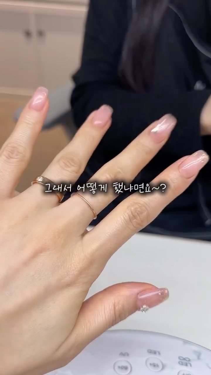 nailuimi 게시물 이미지: . 그래서 제가 한 디자인은?
⠀⠀
네일의미만의 글리터그라데이션 위에
러블리한...