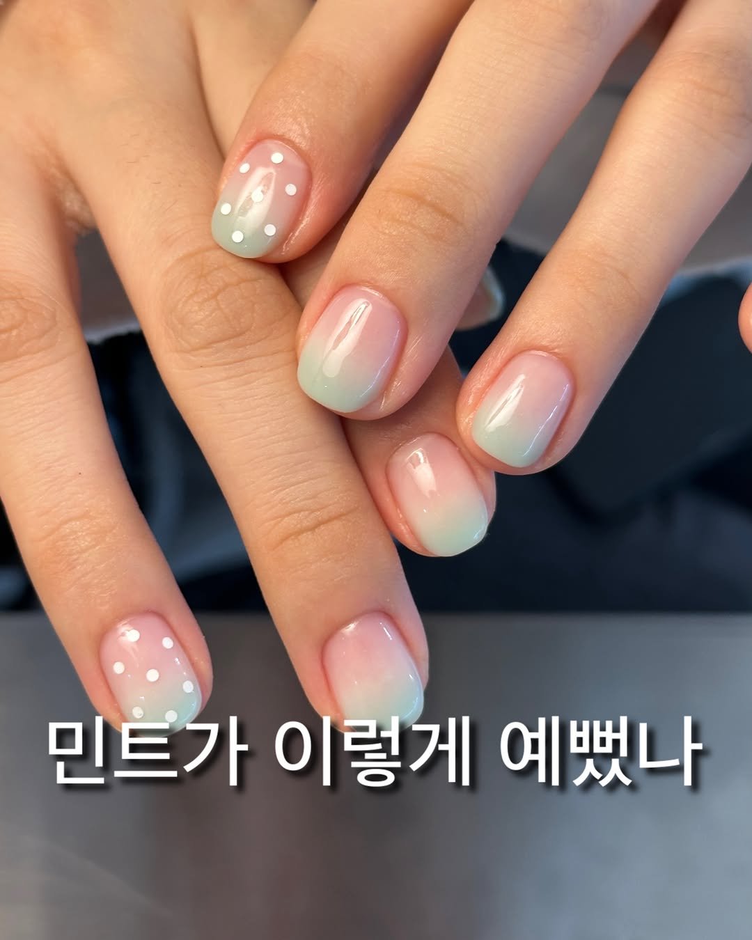 nailuimi 게시물 이미지: . 민트가 이렇게 예뻤나 🩵
⠀⠀
투명하게 물든 민트 그라데이션 👗
⠀⠀
맑고...