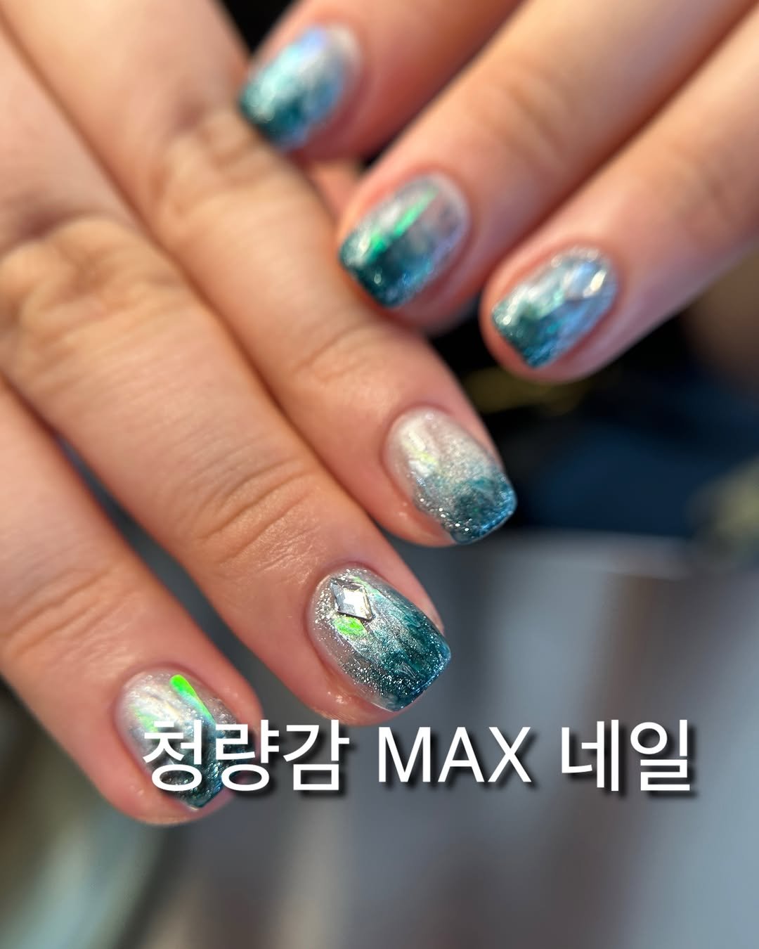 nailuimi 게시물 이미지: . 청량감 MAX 네일 🌊
⠀⠀
잔잔한 파도가 지나간 자리에 남은...