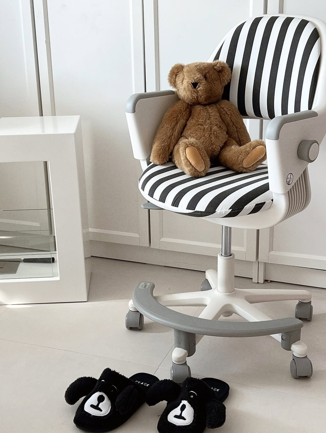 Photo by 나잇나잇 night night on February 19, 2026. May be an image of baby shoes, chair, armchair, rocking chair, baby bed, beanbag chair and text.