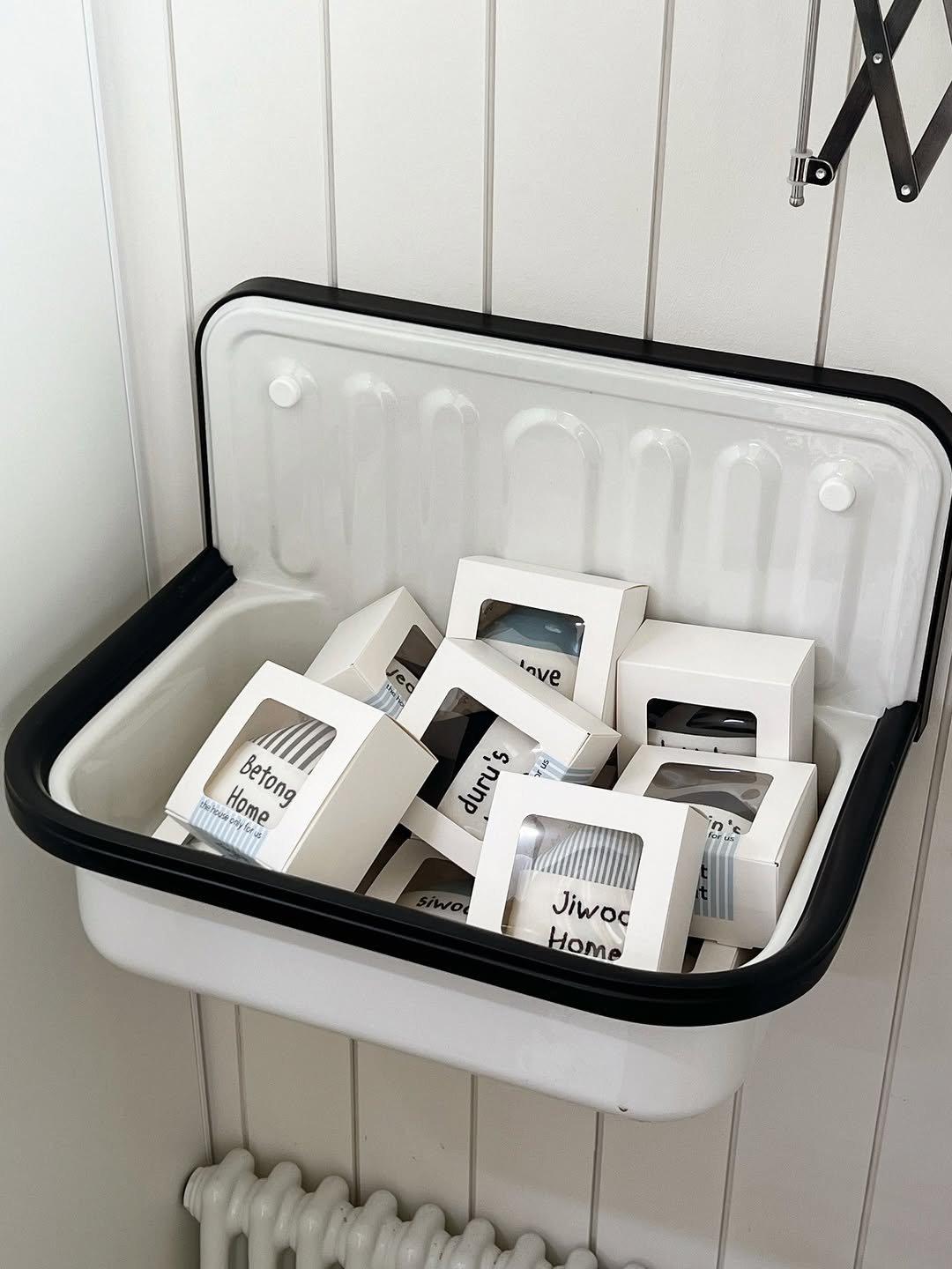 Photo by 나잇나잇 night night on April 01, 2026. May be an image of water heater, towel rack, light switch, spice rack, water filter, thermostat, rack and text.