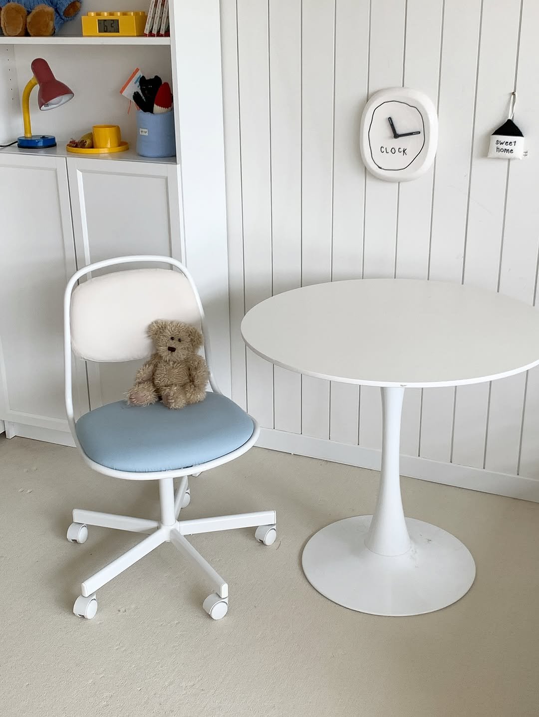 Photo by 나잇나잇 night night on September 24, 2025. May be an image of table, chair, armchair, rocking chair, indoors and text.