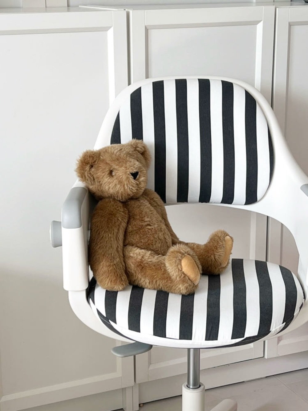 Photo by 나잇나잇 night night on March 16, 2026. May be an image of baby bed, chair, armchair, rocking chair and text.