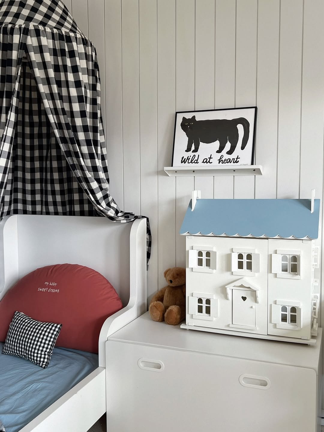 Photo by 나잇나잇 night night on April 02, 2026. May be an image of ‎bunk bed and ‎text that says '‎wildtheart wild נרו at heart 5 بافق اخفه Sarget‎'‎‎.