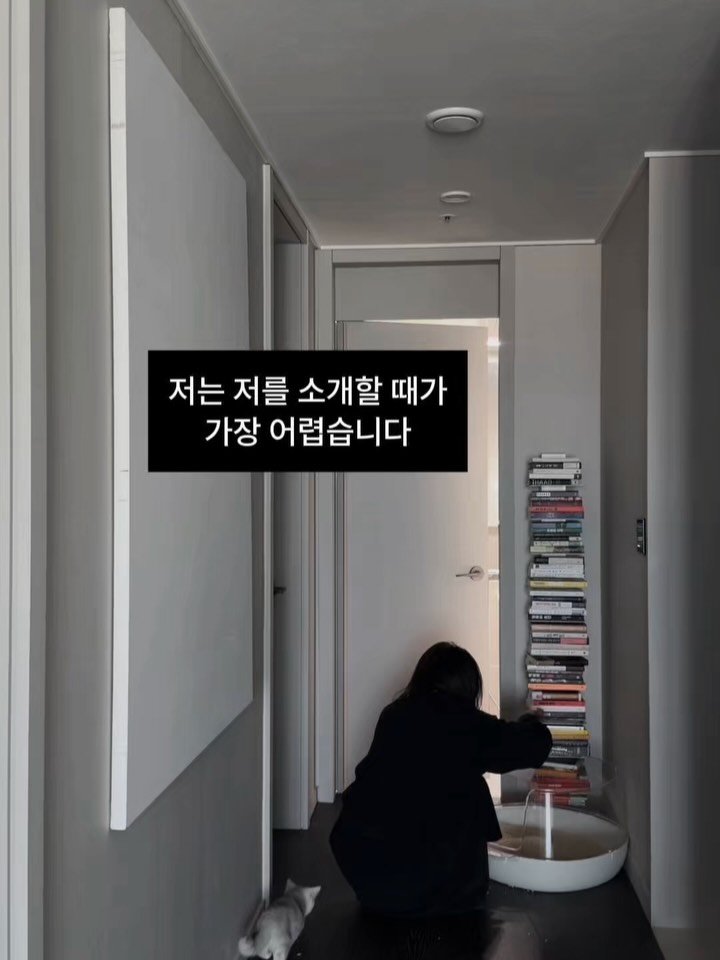 nak__ta__ 게시물 이미지: ‘무슨 일 하세요?’

요즘, 정말 어려운 질문입니다.

한 문장으로 떨어지지 않는...
