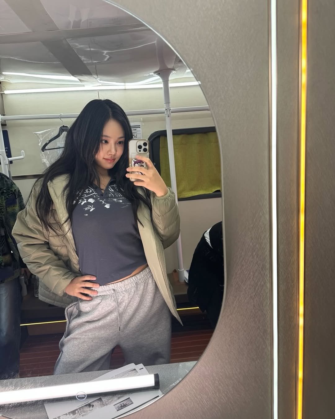 Photo by 비비 on December 14, 2025. May be a selfie of phone, sweatpants, flight jacket, parka, mirror and text.