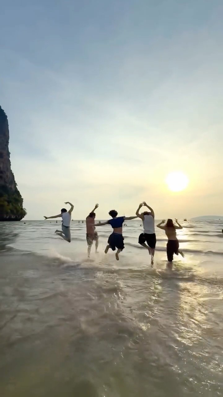 nakedbibi 게시물 이미지: friends + beach = BUMPA 🏖️🍑

#비비 #BIBI #BUMPA #범파
