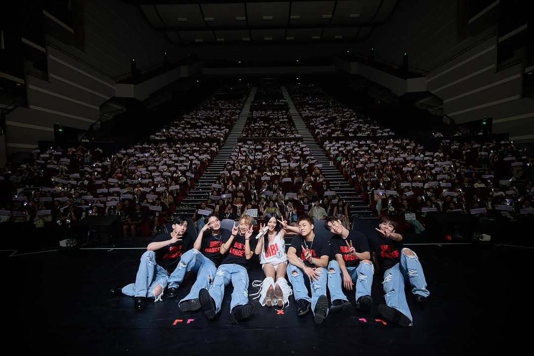 Photo by 비비 on October 26, 2025. May be an image of dancing, crowd and concert.