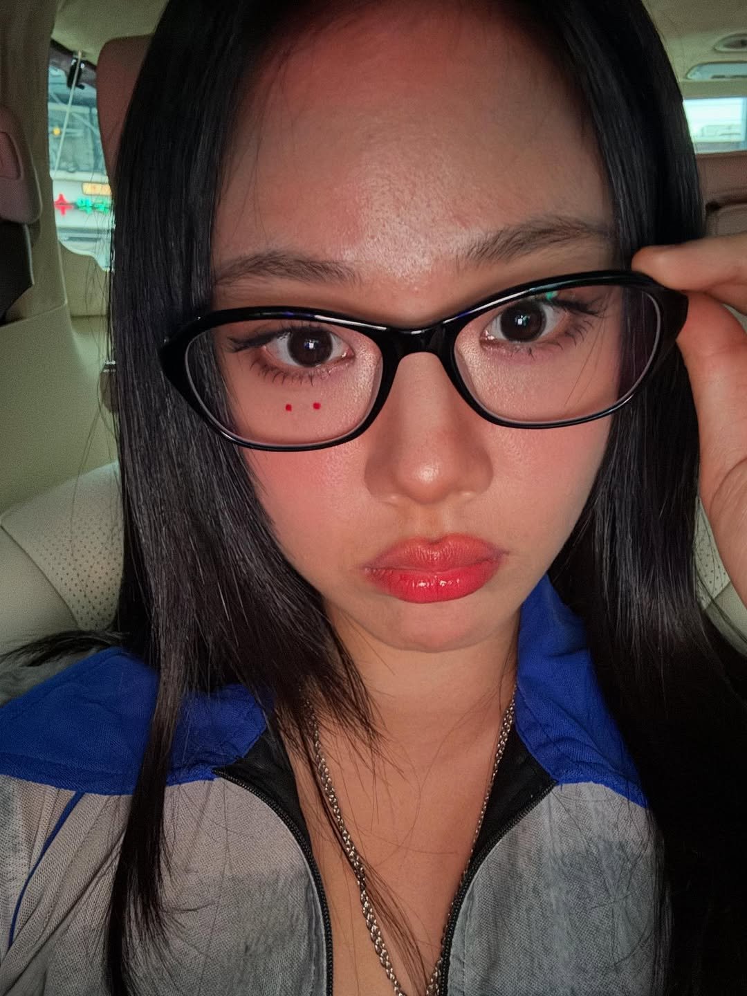 Photo by 비비 on September 05, 2025. May be a selfie of one or more people, makeup, eyeliner, lipstick and eyeglasses.