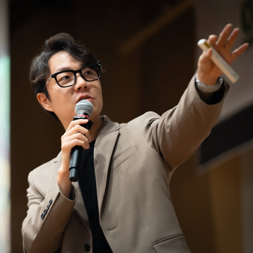 Photo by 대한민국 국회도서관 on September 23, 2025. May be an image of 1 person, suit, microphone, blazer and text.