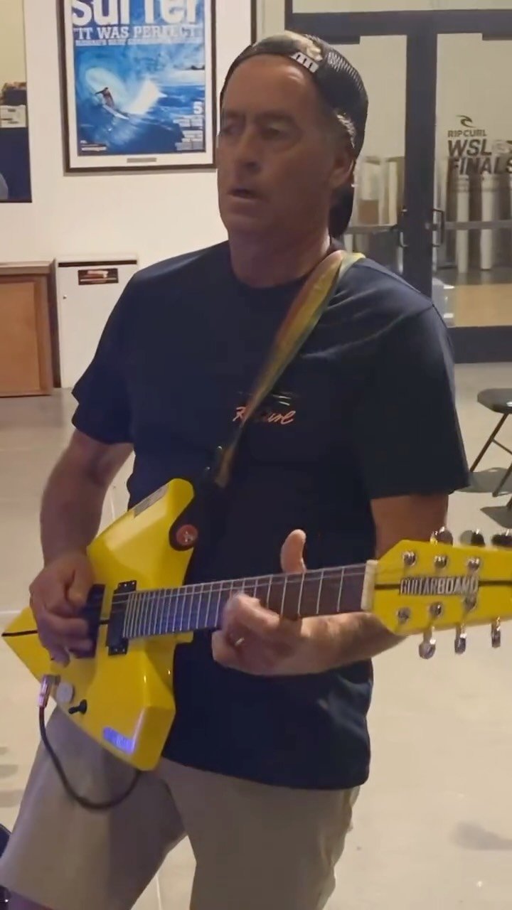 nalufilms 게시물 이미지: Tom Curren warming up with @theguitarboard...