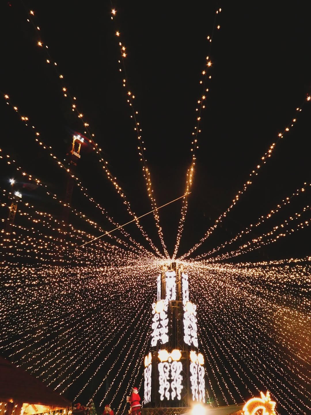 Photo by 남윤수 on December 25, 2025. May be an image of lighting, christmas tree, lantern, lightbulb, night and text.