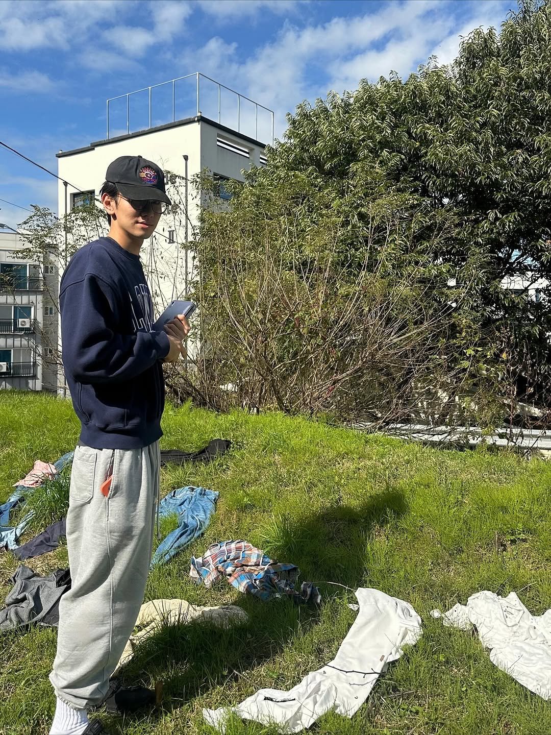 Photo by 남윤수 on November 01, 2025. May be an image of golf, garbage, kite, plastic bag, grass, park and text.