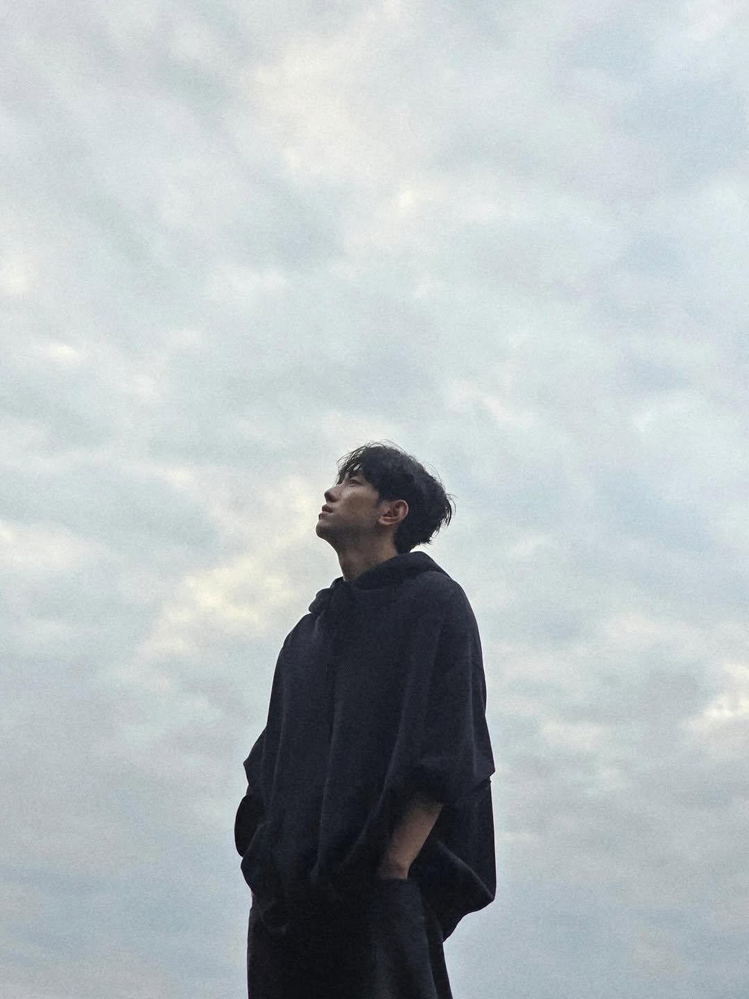 Photo by 남윤수 on December 29, 2025. May be an image of overcoat, sweatpants, cloud and text.