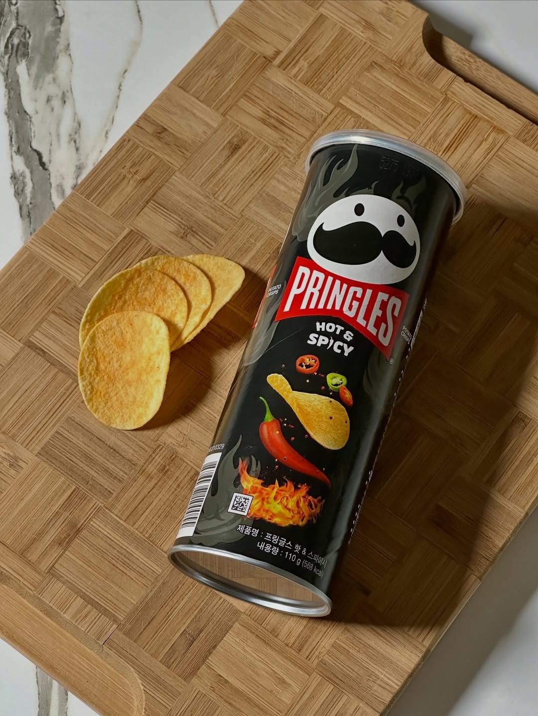 Photo by NamCook 남쿡 on January 09, 2026. May be an image of ‎condiment and ‎text that says '‎דסשרמ PRINGL 0 HoT SPICY & 전산 제품명 내용량 프림귤스 프럼귤스핫 제품명:프립좋소했& 梦 130‎'‎‎.