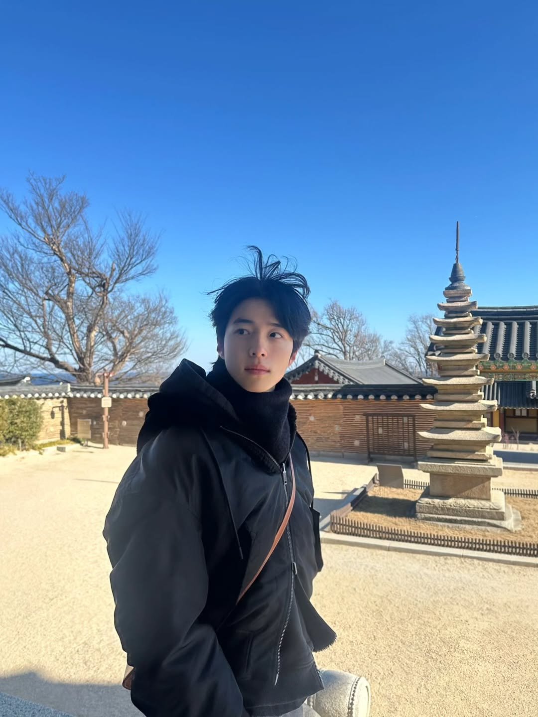 Photo by 🎬배우 남다름_history✒️ on February 22, 2026. May be an image of duffle coat, parka, temple, Gyeongbokgung Palace and text.