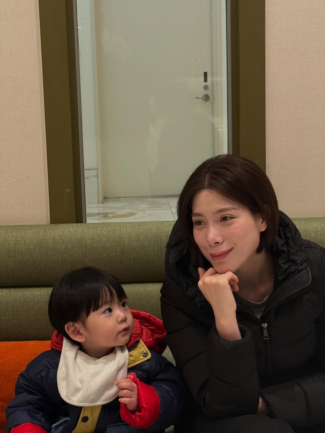 Photo by 승희쌤 ㅣ하승희•산후홈트 on February 27, 2026. May be an image of baby, hair, duffle coat, sling and text.