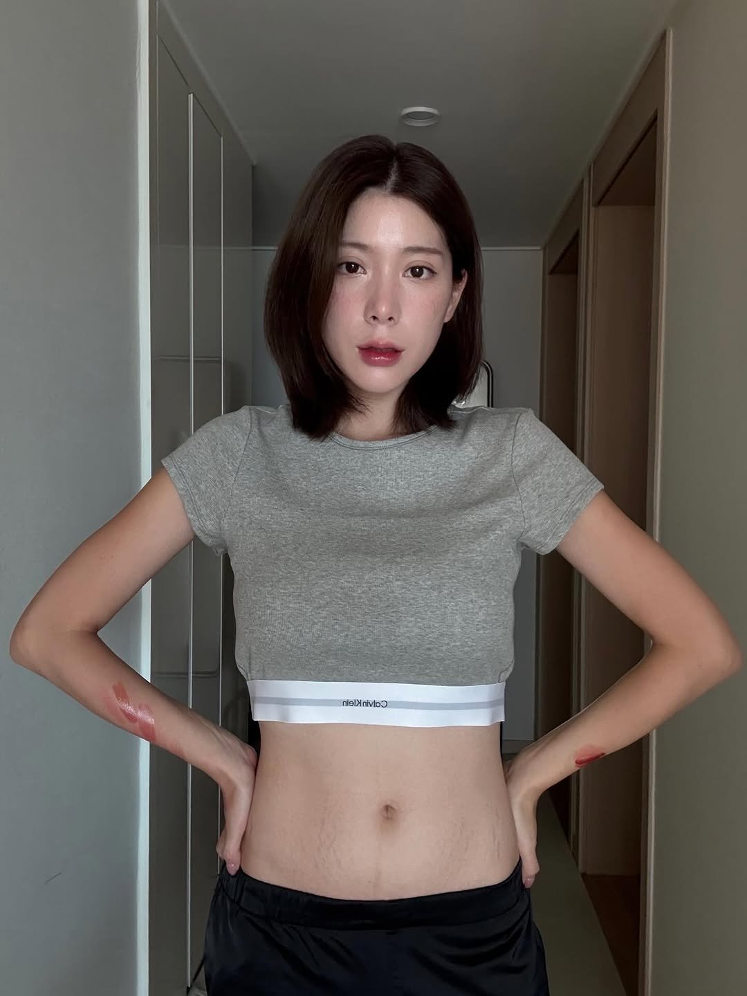 Photo by 승희쌤 ㅣ하승희•산후홈트 on August 20, 2025. May be an image of 1 person, hair, turtleneck, bra, top and text.