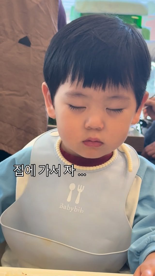 named_hash 게시물 이미지: 애기때만 볼 수 있는 모습 (귀여워 !!!)
결국 갈비는 더 못먹고 조금 잔게...