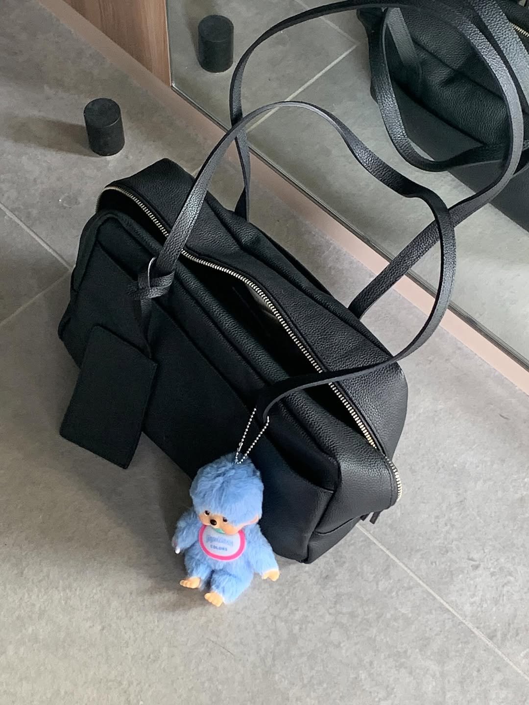 Photo by 데얼즈 on November 04, 2025. May be an image of penguin, suitcase, tool bag, sling, briefcase, luggage, purse and text.
