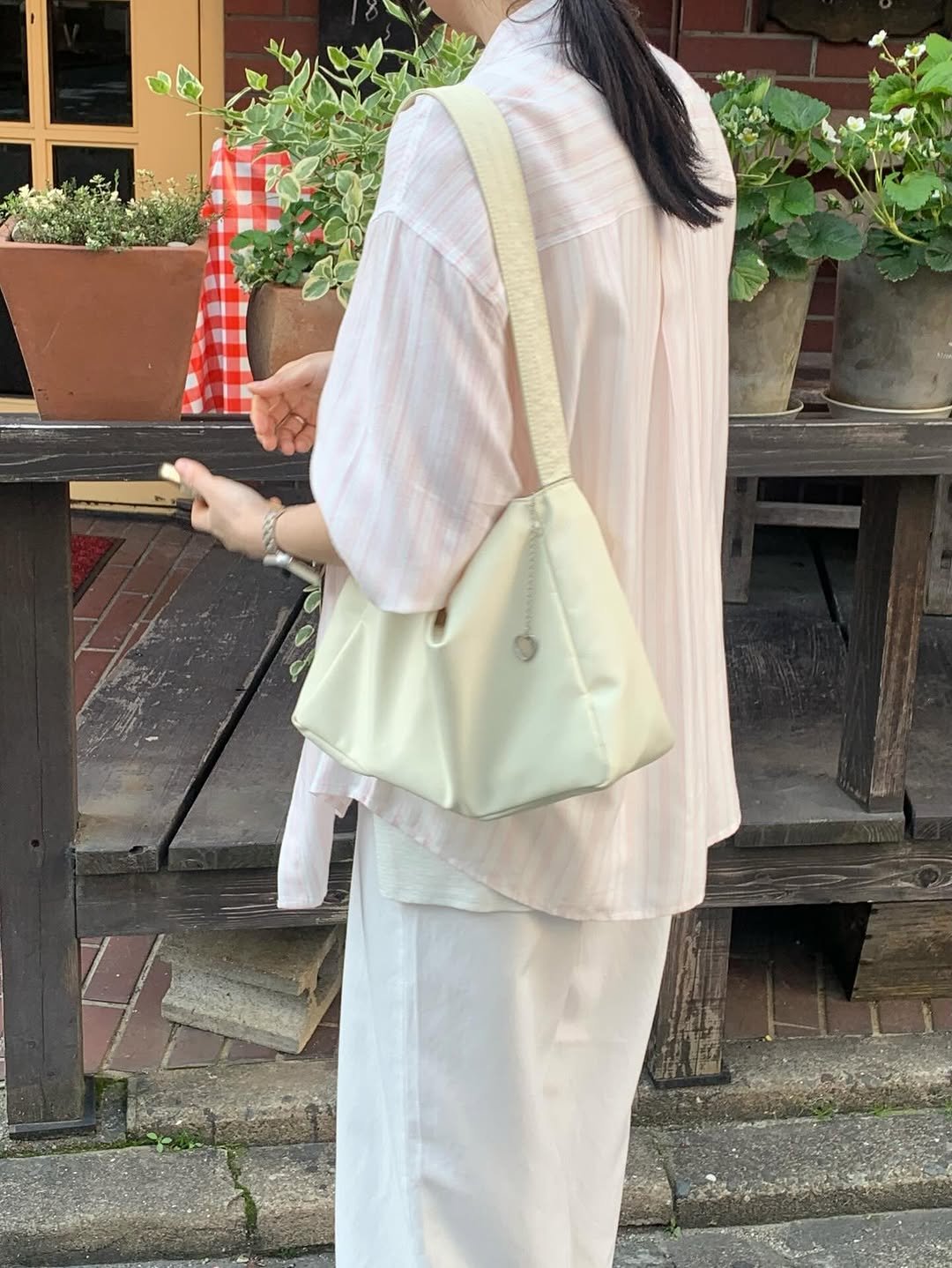 Photo by 데얼즈 on April 12, 2026. May be an image of sling, drawstring, purse and text.