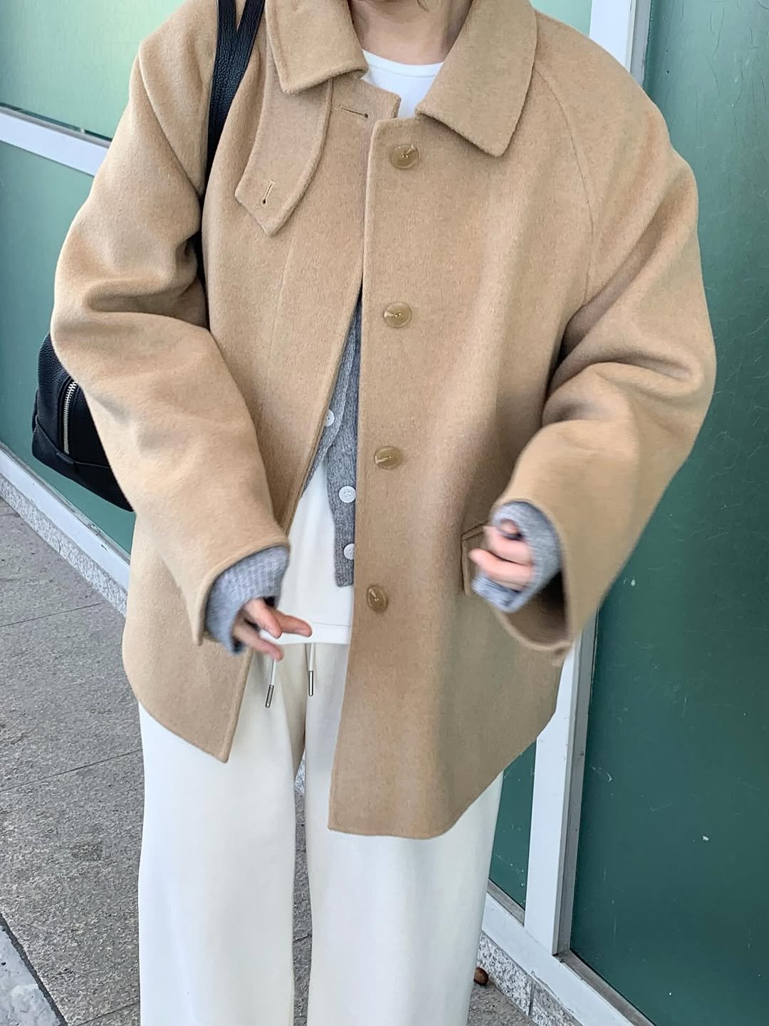 Photo by 데얼즈 on November 08, 2025. May be an image of duffle coat, overcoat, jacket, wool, turtleneck, parka and text.