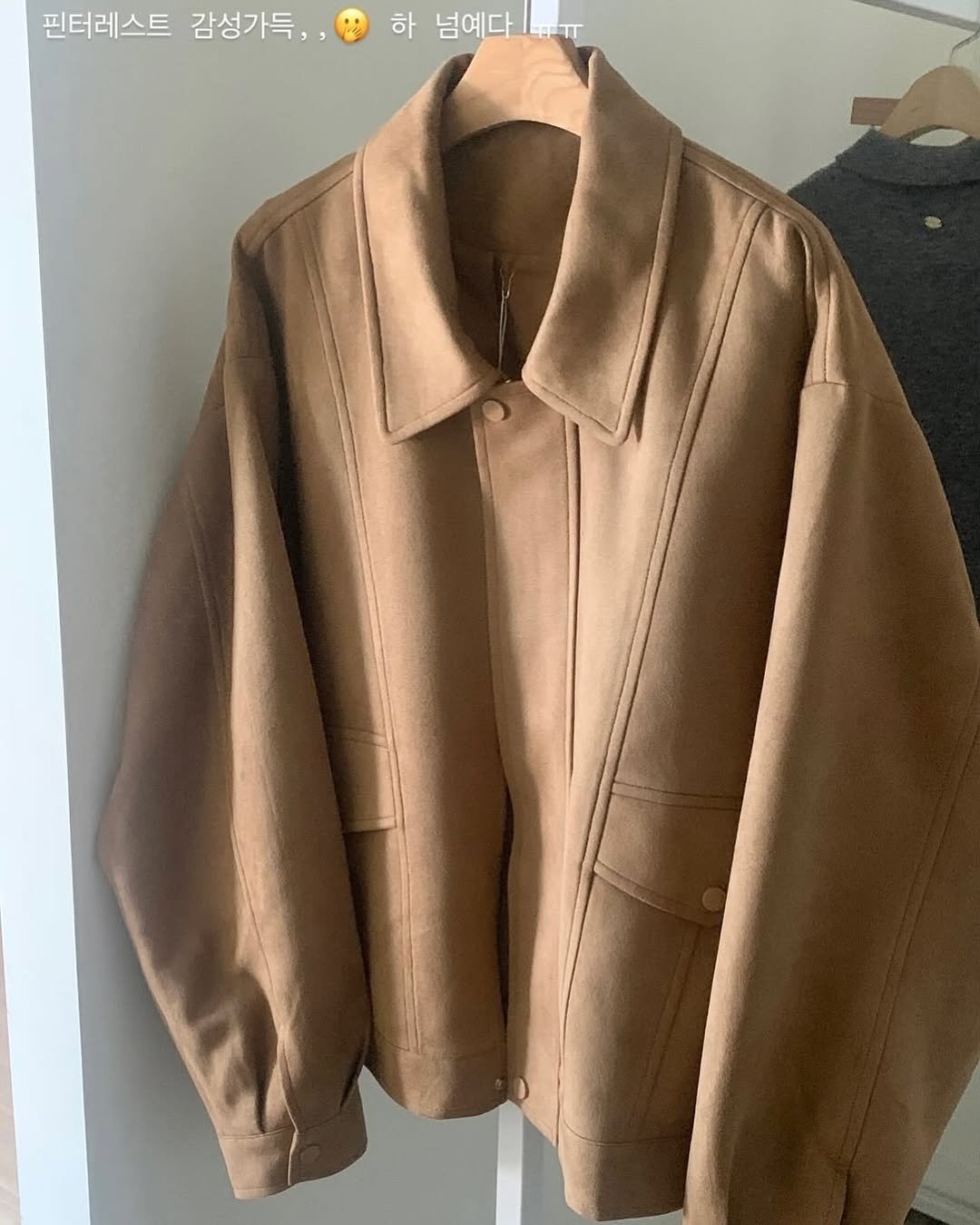 Photo by 남포동데얼즈 on July 28, 2025. May be an image of duffle coat, overcoat, blazer, clothes hanger, jacket and text that says '핀터레스트 감성가득, 하 넘예다 넘예다!!ㅠ कागा'.