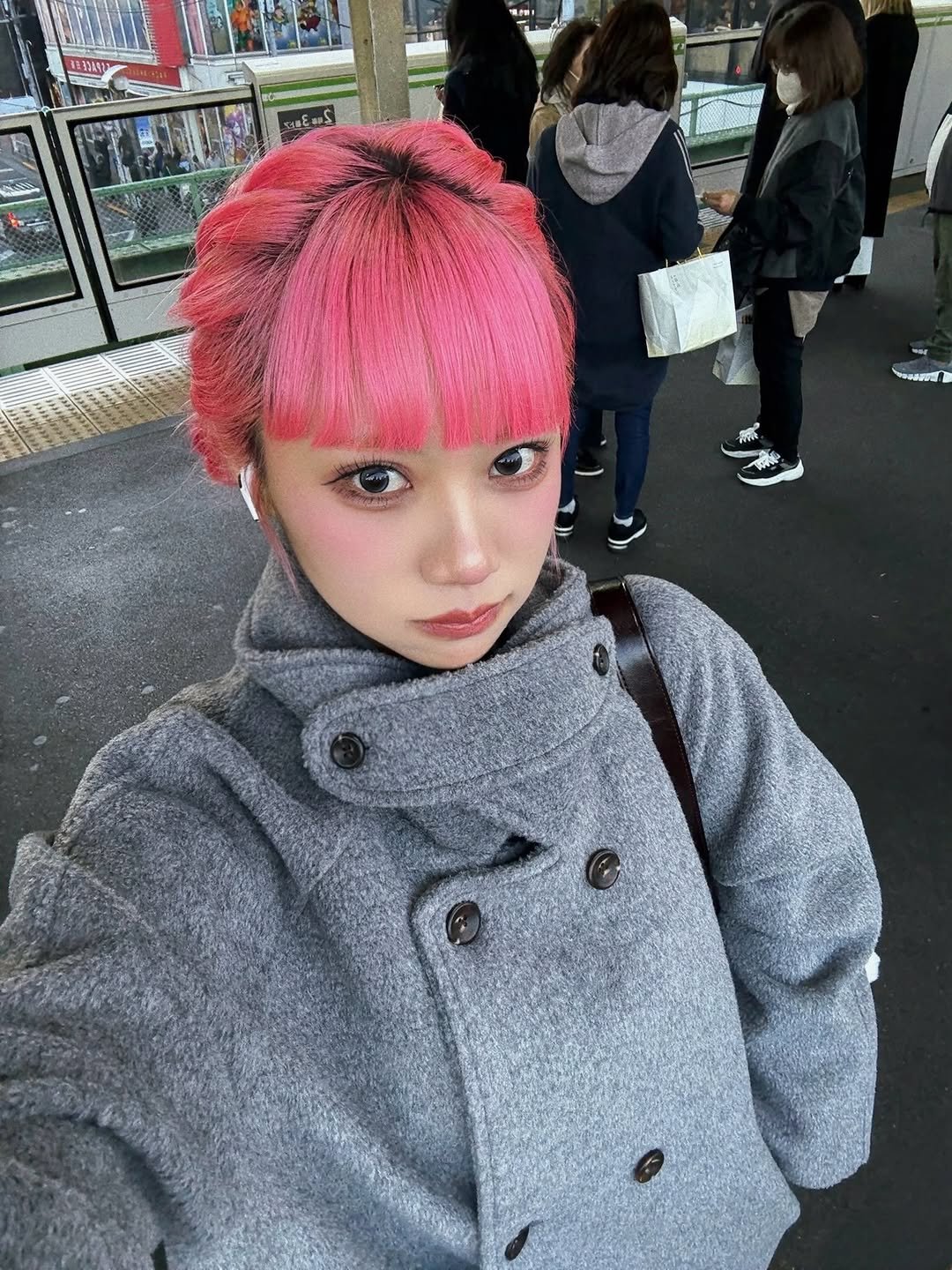 Photo by 홀로나나 NANA on January 02, 2026. May be an image of one or more people, hair, duffle coat, parka and text.