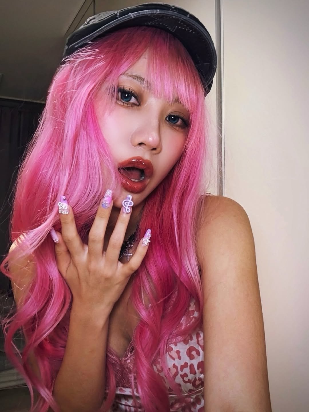 nana_auau 게시물 이미지: 모자 쓰니까 핑크 가발 쓴 것 같은 www