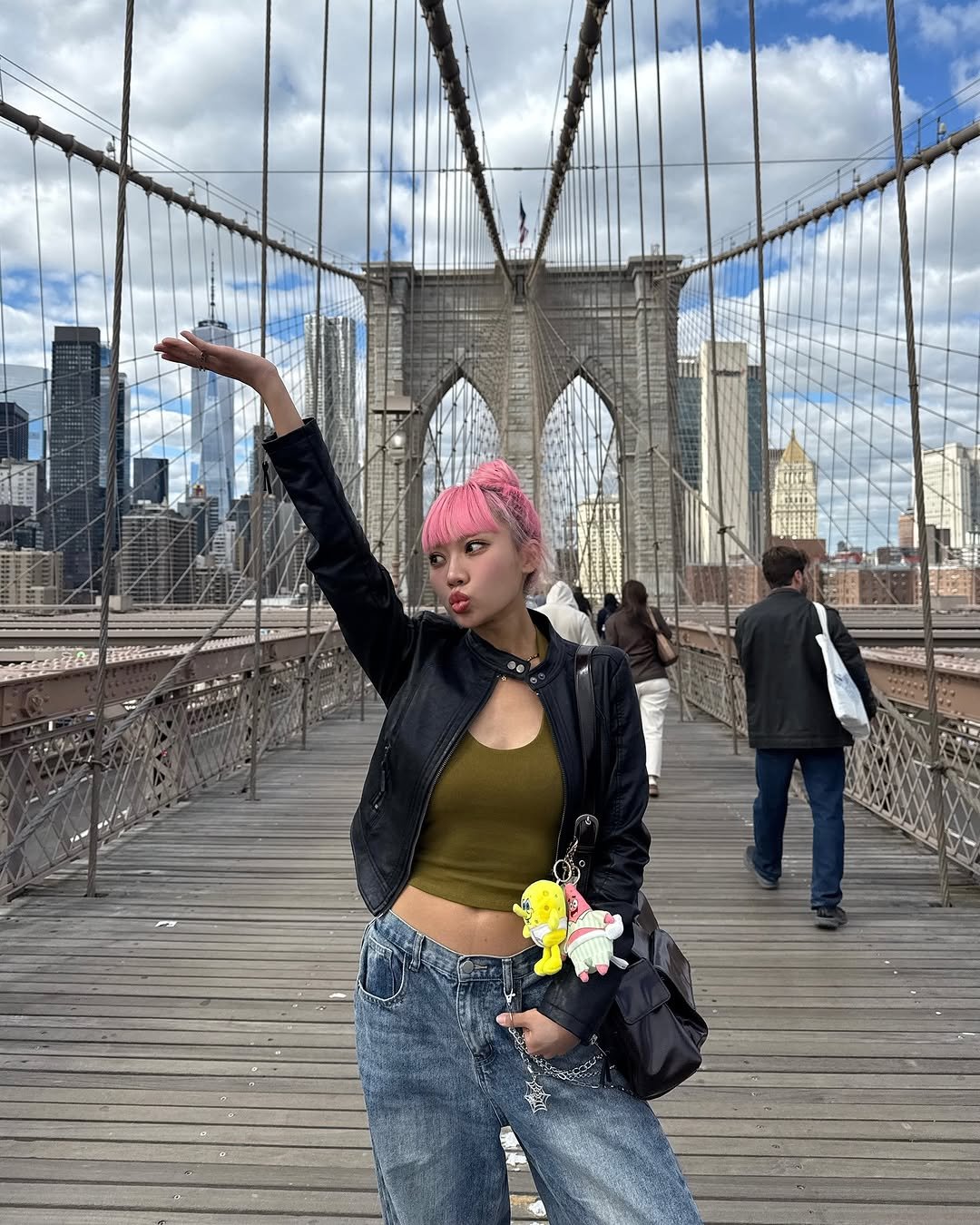 Photo by 홀로나나 NANA on October 19, 2025. May be an image of headscarf, the Brooklyn Bridge and text.