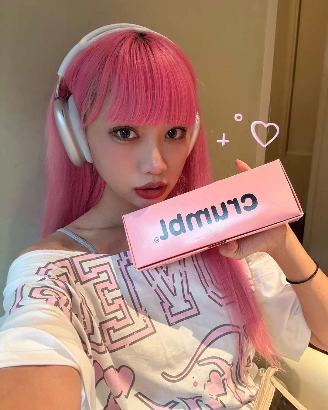 Photo by 홀로나나 NANA on October 03, 2025. May be a selfie of 1 person, hair, phone and text.