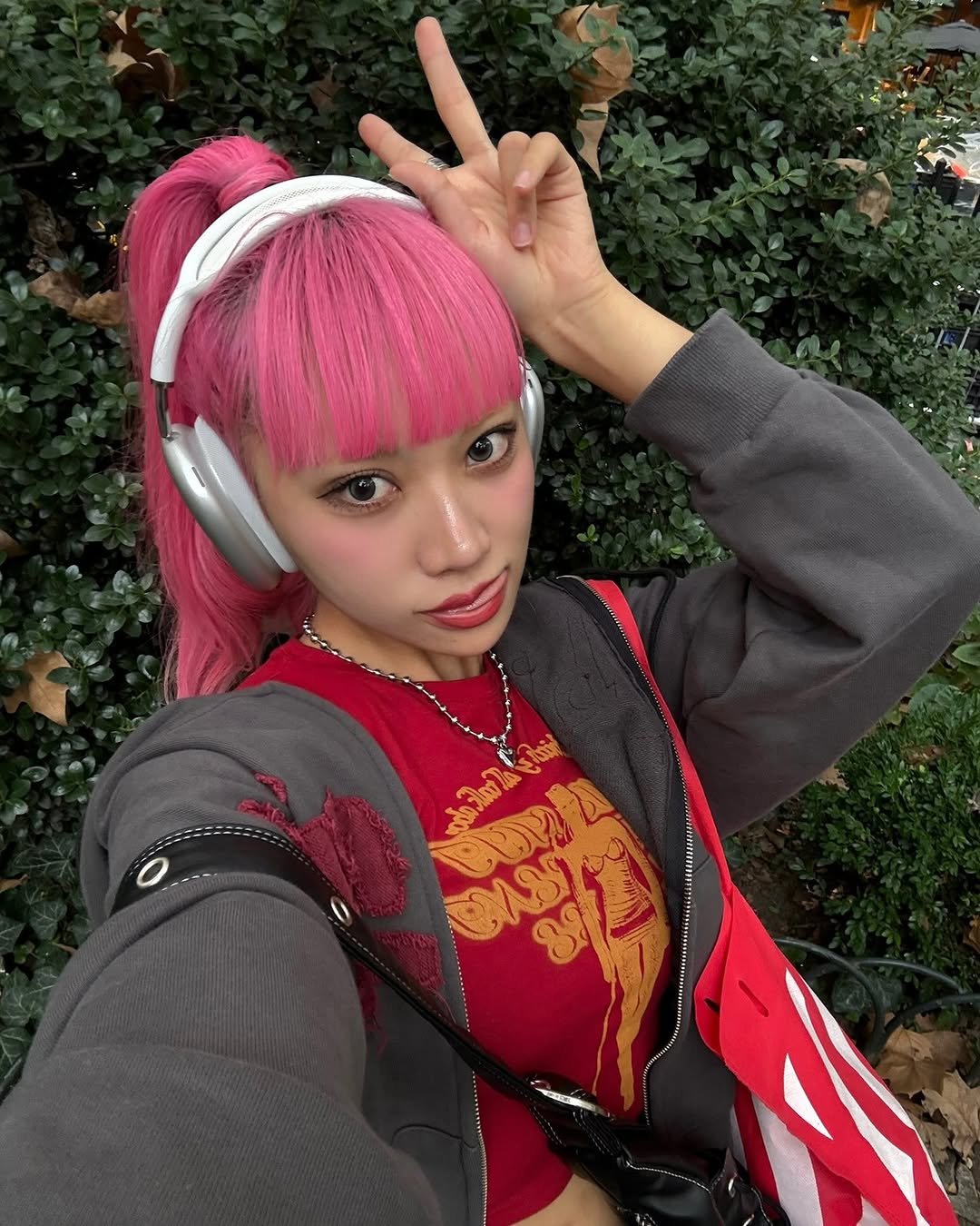 Photo by 홀로나나 NANA on October 25, 2025. May be a selfie of one or more people, bangs, duffle coat, beret, parka and text.