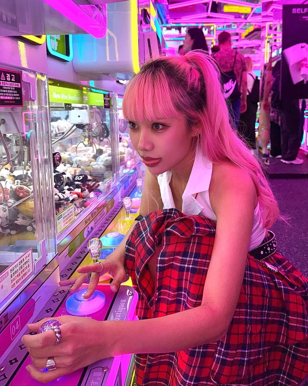 Photo by 홀로나나 NANA on September 20, 2025. May be an image of 2 people, makeup, pinball machine, miniskirt and text.