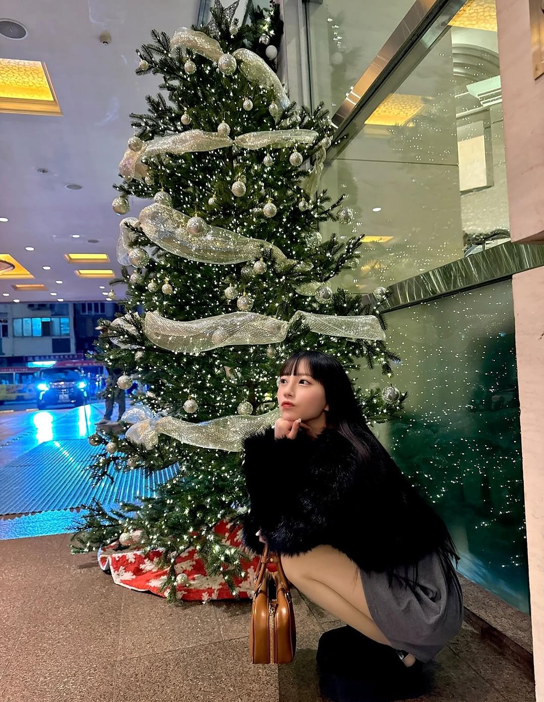 Photo by 七沢みあ on December 25, 2025. May be an image of christmas tree, tinsel and text.