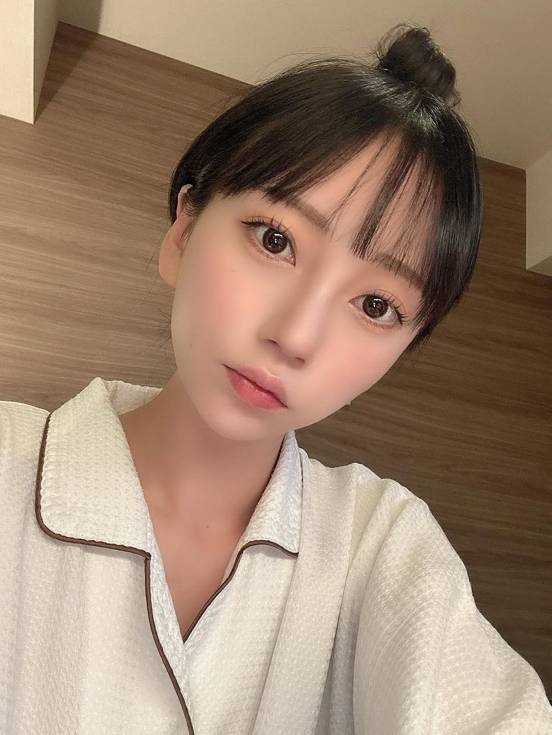 Photo by 七沢みあ on November 16, 2025. May be an image of one or more people, hair, sleepwear, bath robe and text.