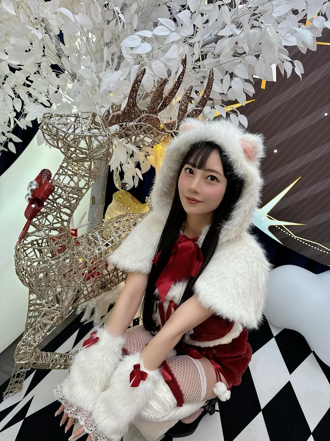 Photo by 七沢みあ on December 14, 2025. May be an image of costume, headdress, tinsel and text.