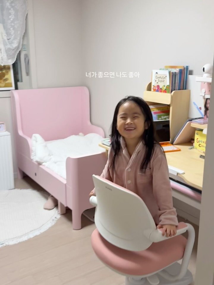 nanathan012 게시물 이미지: Ep. 사람의 마음은 왜 모두 달라?  
친구에게 주고 싶은 그림을 열심히 그리던...