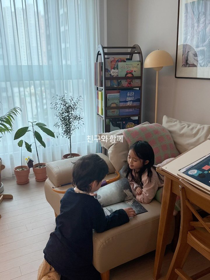 nanathan012 게시물 이미지: Ep. 엄마가 없는건

시끌벅적한 저녁 시간이었습니다. 

밥그릇에 얼굴이 들어갈...