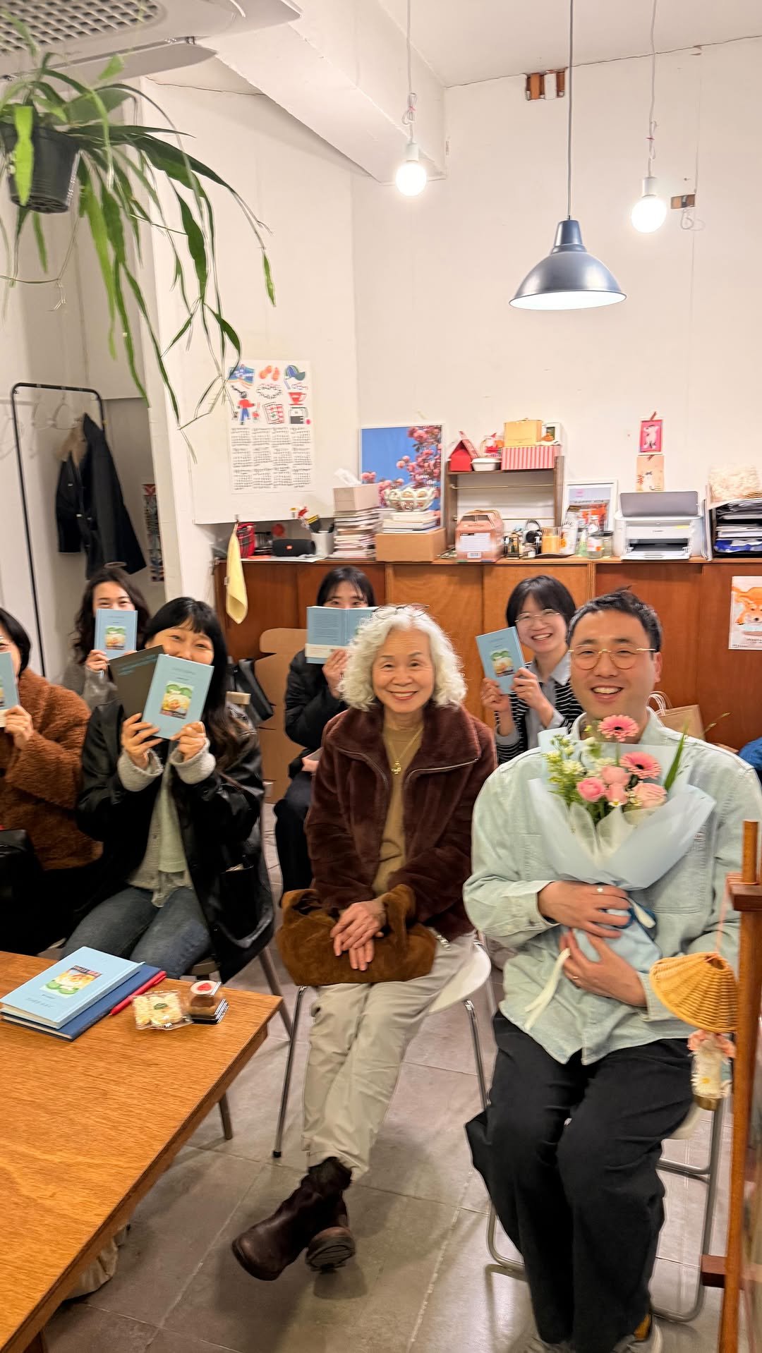 nandaisart 게시물 이미지: 글로벌해진 독자님들과 함께 구미 책봄에서 김상혁 시인과 #그냥못넘겼어요 북토크를...