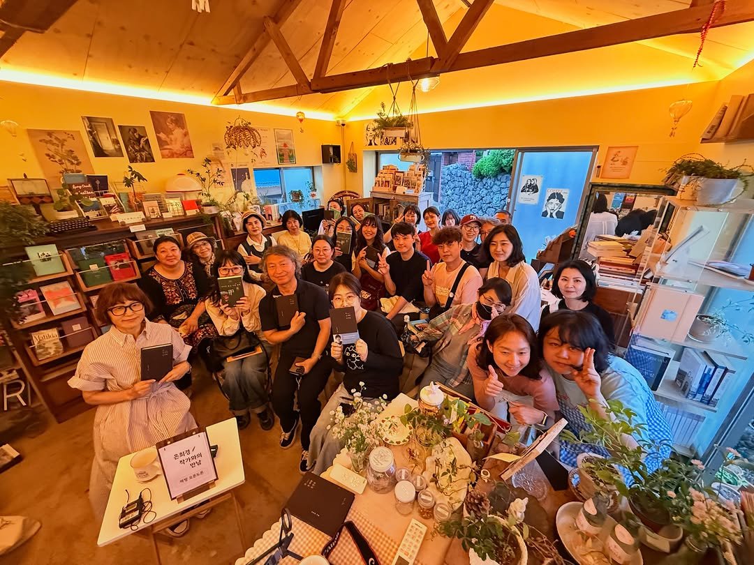 nandaisart 게시물 이미지: 오늘은 제주 조천 책방 오론도론에서 은희경 작가님과 #또못버린물건들 북토크를...