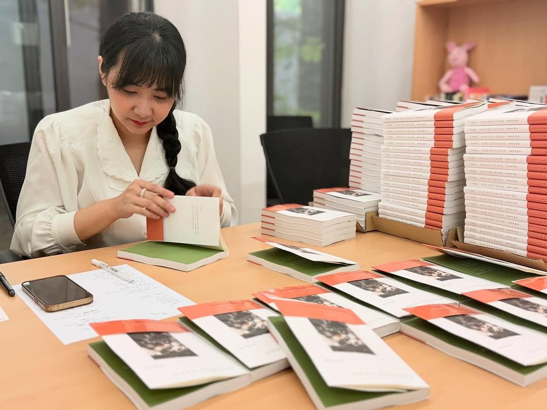 Photo shared by 난다 on September 29, 2025 tagging @1_namoo, and @go_bookshop_library. May be an image of 1 person, studying, book and text.