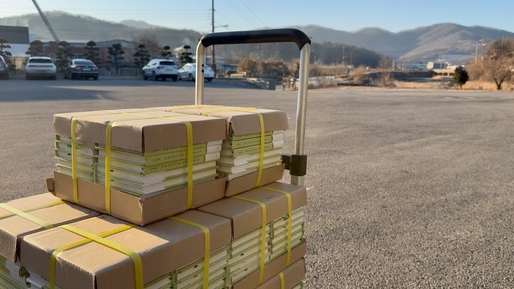 nandaisart 게시물 이미지: 시의적절 1월 한여진 떡을먹이고싶은마음
물류에 입고했어요!! 곧 만나요🥰🥰