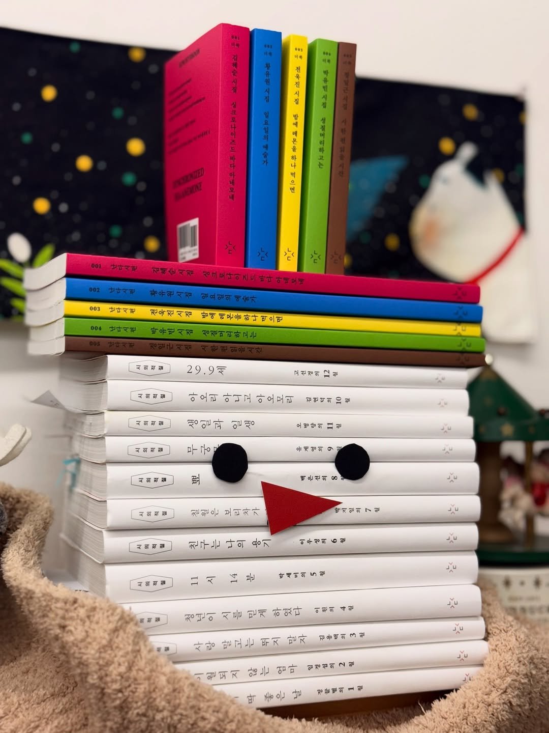 Photo shared by 난다 on December 24, 2025 tagging @soobaaaam, @ygy815, @semi0615, @__leehwon, @lks903, @viesecretekk, @rabbitandhanna, @goxunkyung, @parkyourwork, @nandanalda, @1_namoo, @right_gahyun, @funnyjjamppong, @_popopoet_, @yuuulight, and @minam_wsl. May be an image of penguin, book, snowman and text.