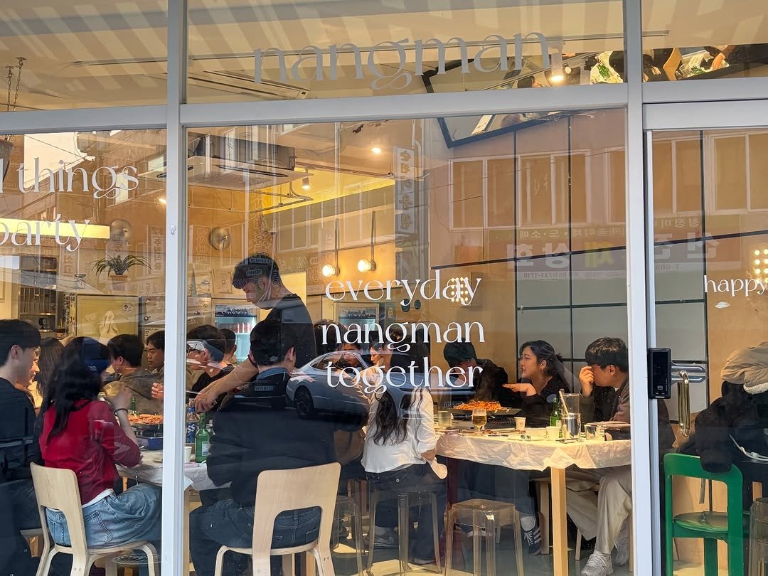 Photo by 여수게스트하우스_여수낭만 on March 27, 2026. May be an image of one or more people, display case and text.