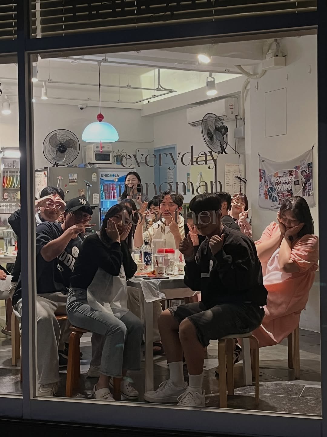 Photo by 여수게스트하우스_여수낭만 on March 27, 2026. May be an image of one or more people, ice cream, gelato, display case and text.