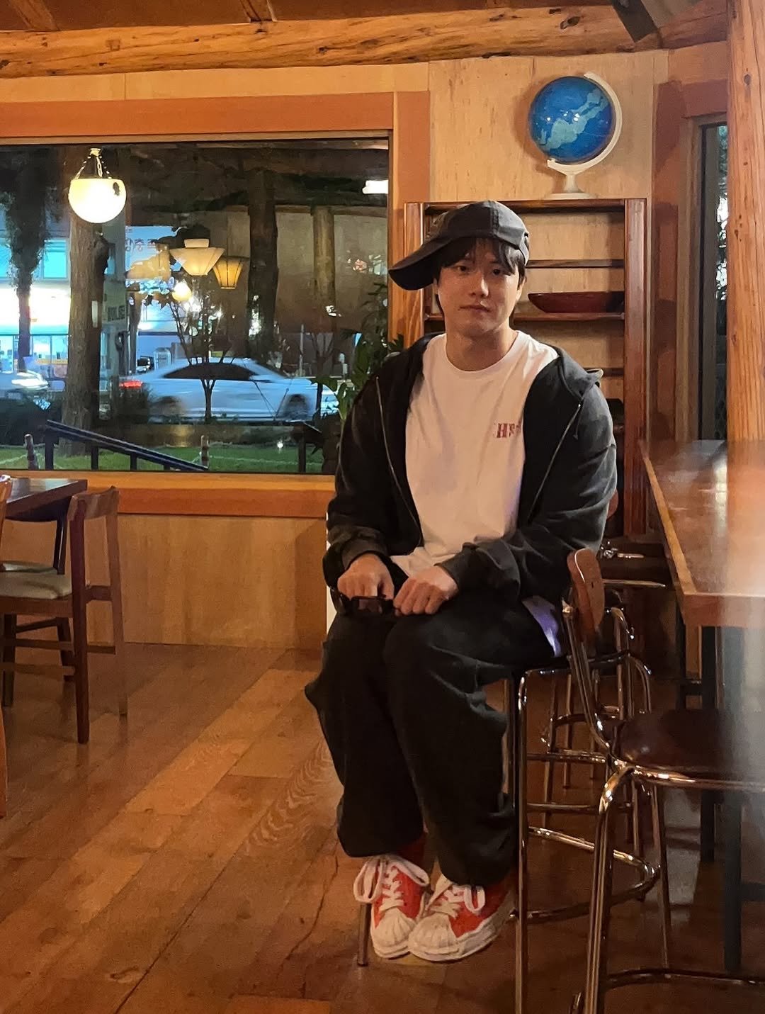 Photo by 난희 on October 08, 2025. May be an image of 1 person, duffle coat, wingtip shoes, sweatpants and text.